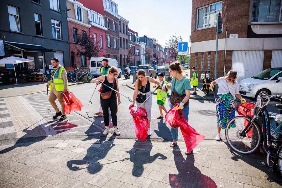 Bewoners ruimen samen afval op tijdens World Cleanup Day.